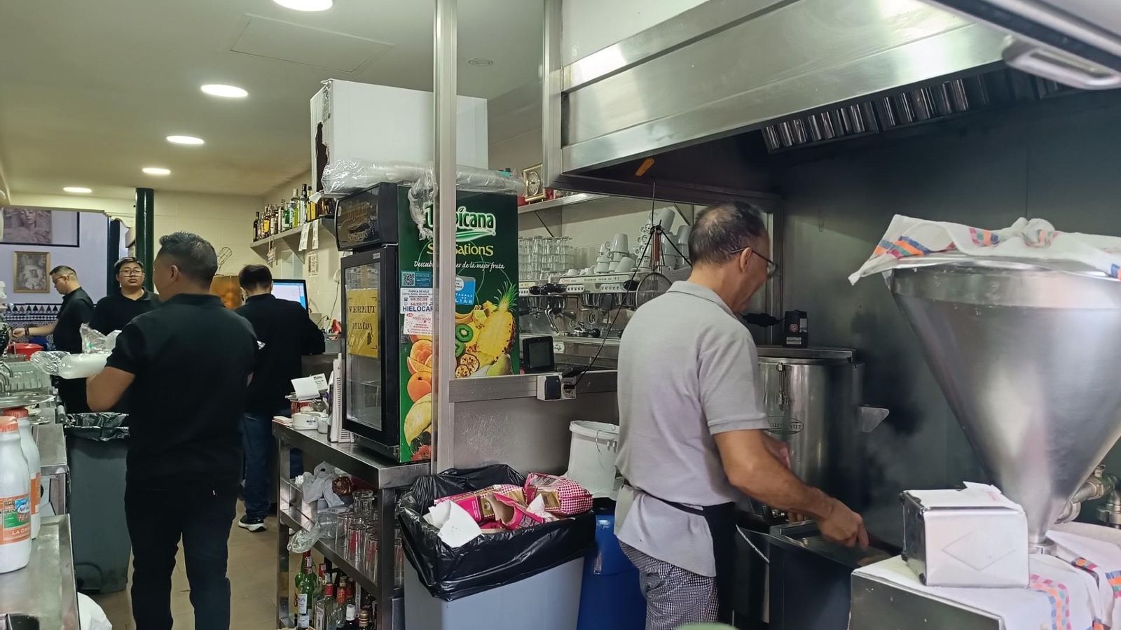 Desde temprana hora se fríen calentitos en el bar La Centuria.