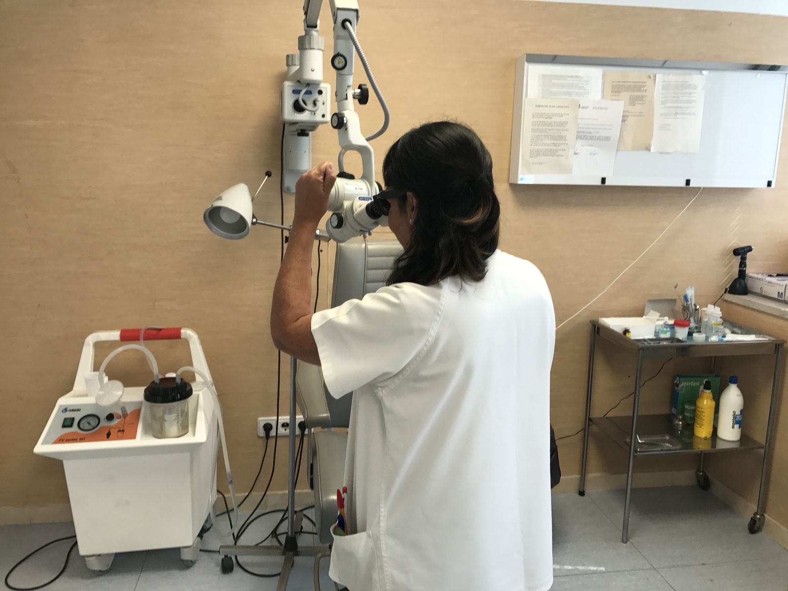 Una otorrinolaringóloga del Hospital Regional de Málaga