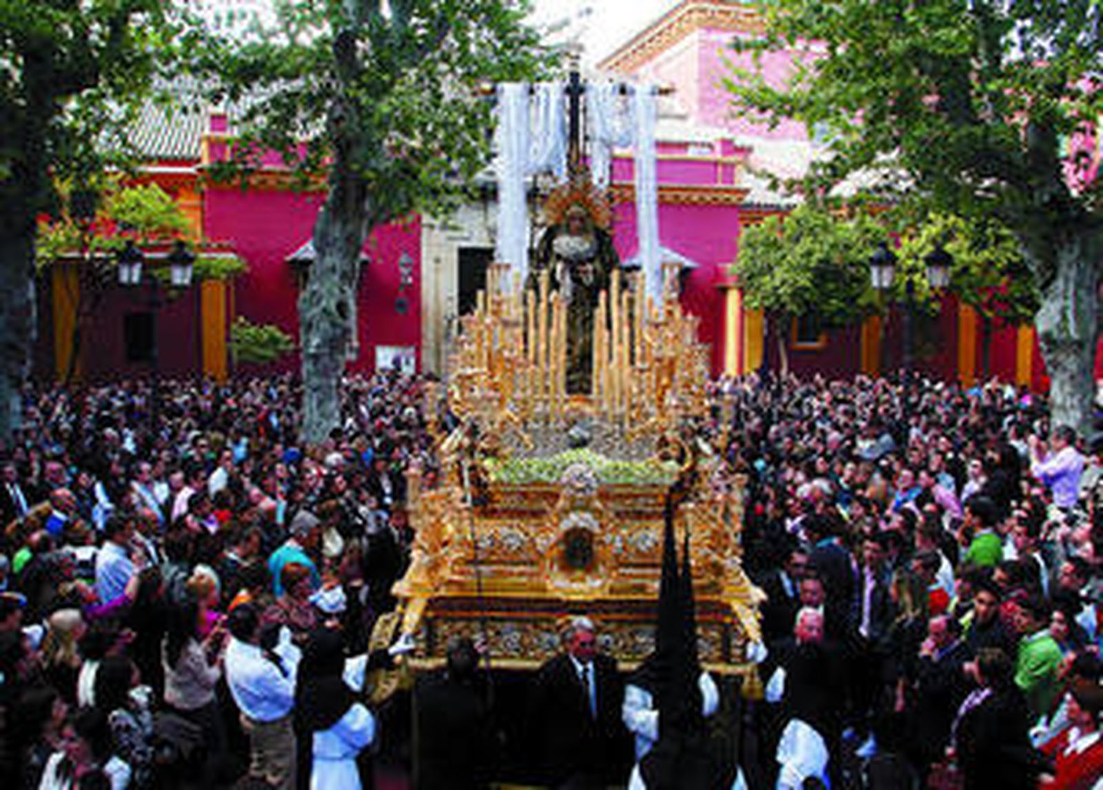 La Virgen de la Soledad cruza la Plaza de San Lorenzo tras salir de su templo.