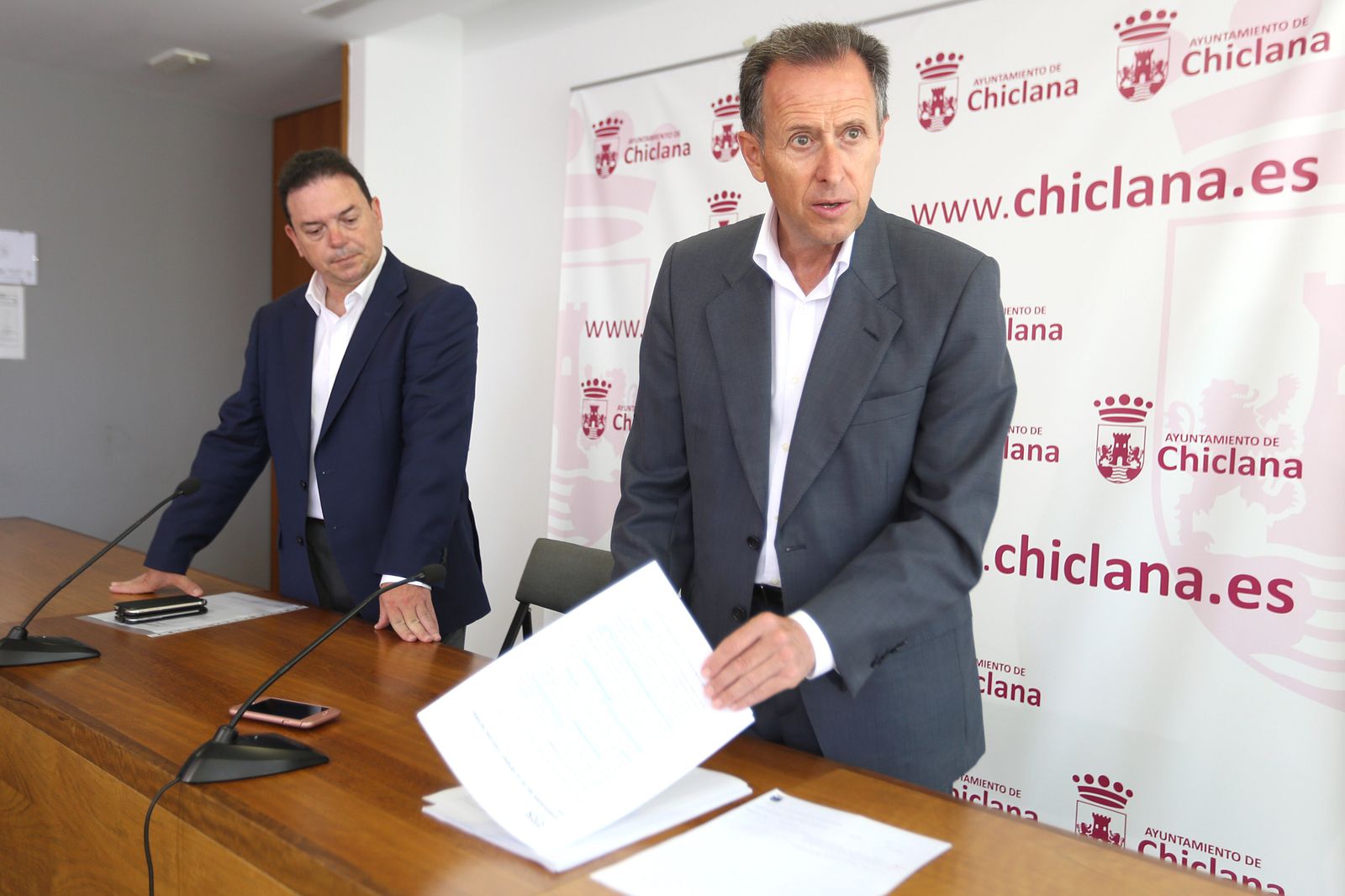 El alcalde, José María Román, junto al edil de Hacienda, Joaquín Guerrero Bey, ayer en la sala de prensa del Ayuntamiento.
