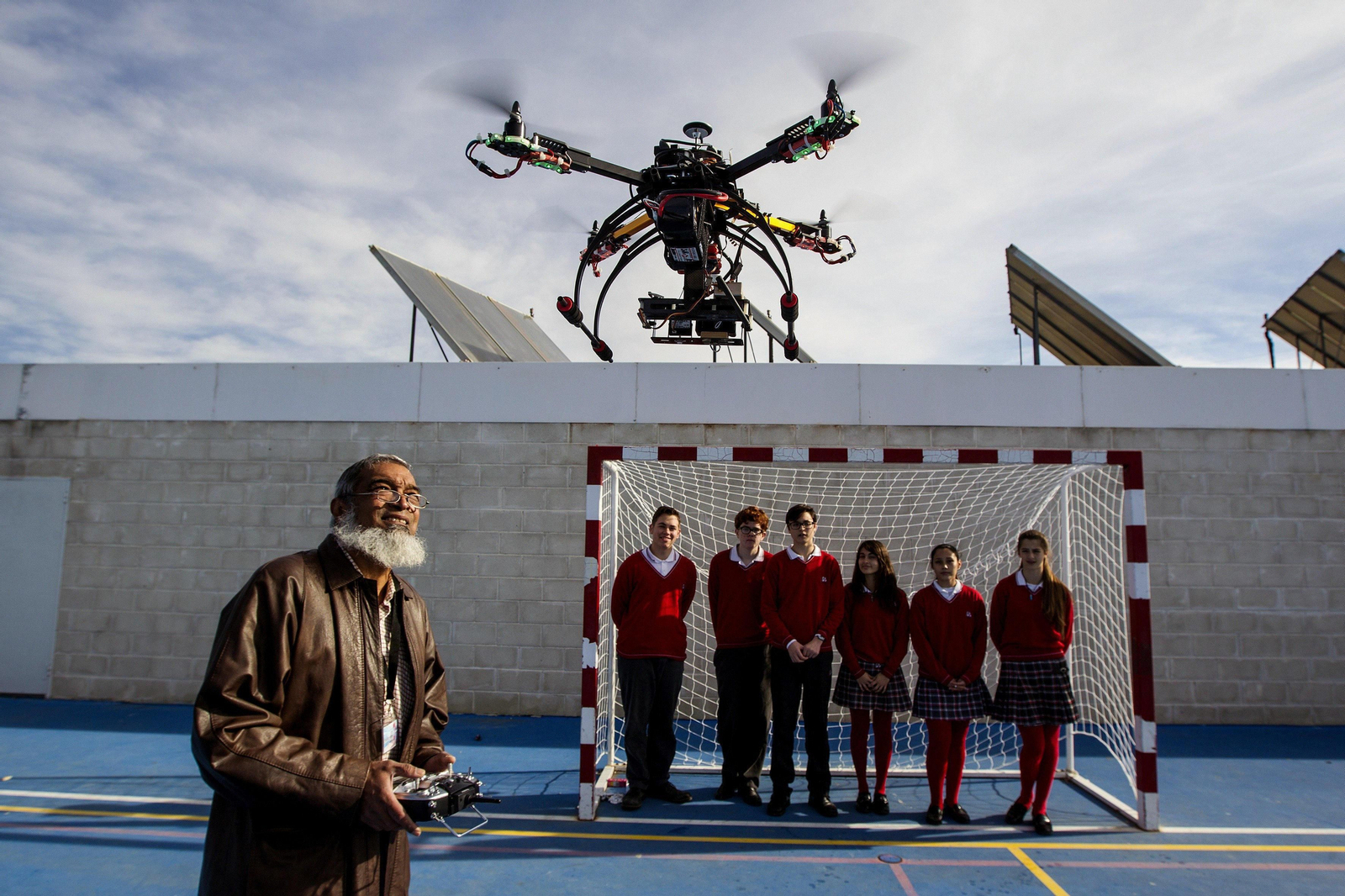 El ingeniero Juan Roestel muestra a unos a alumnos del colegio El Pinar de Alhaurín el vuelo de un dron.