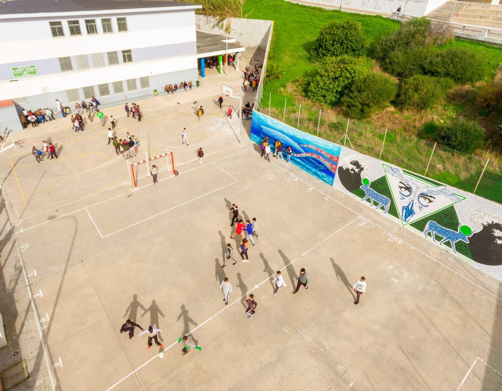 Panorámica del IES Baelo Claudia, en el paseo marítimo de Tarifa.