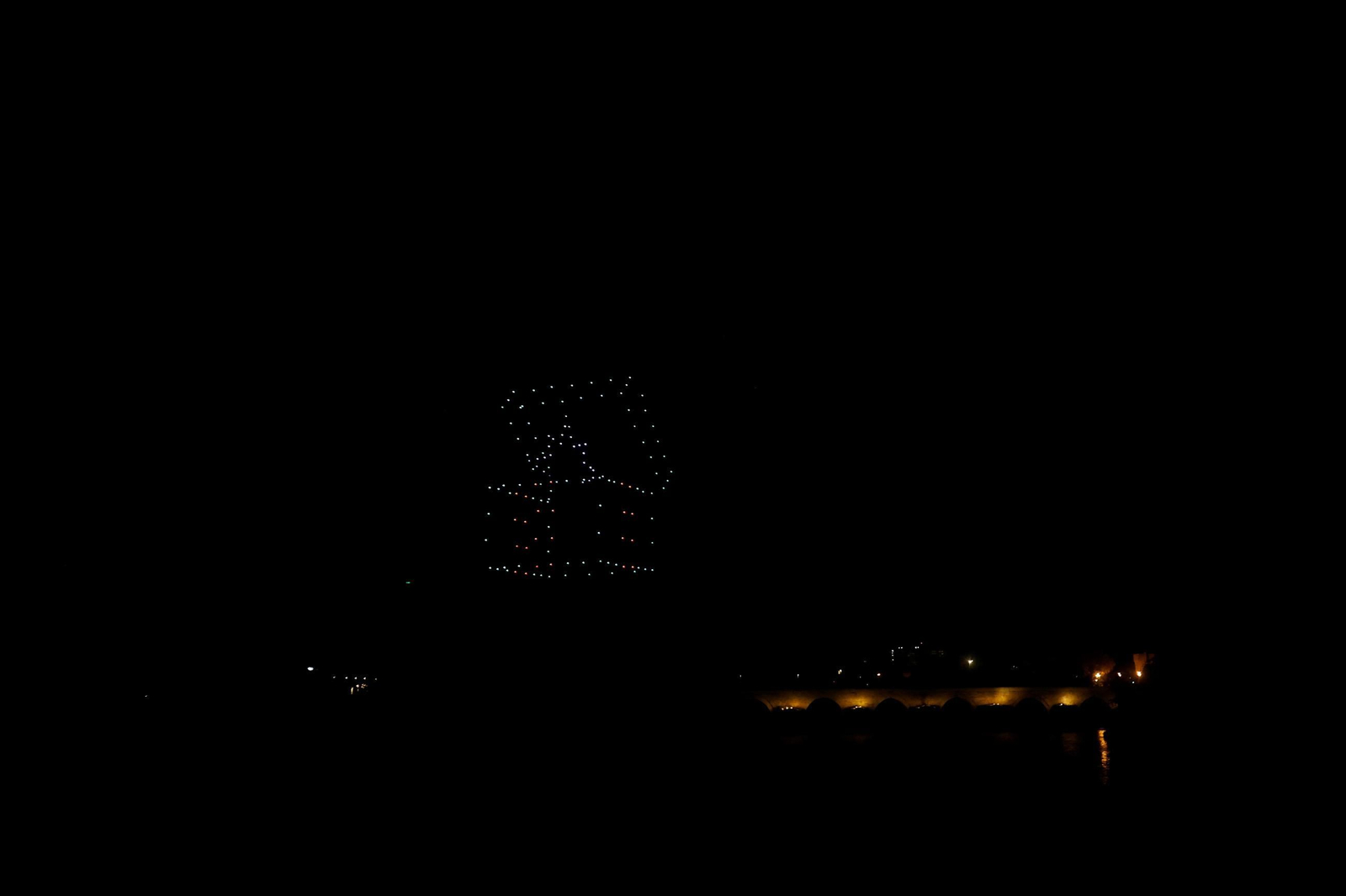 Un espectáculo de drones dibuja 'un cuento de Navidad' en el cielo de Córdoba