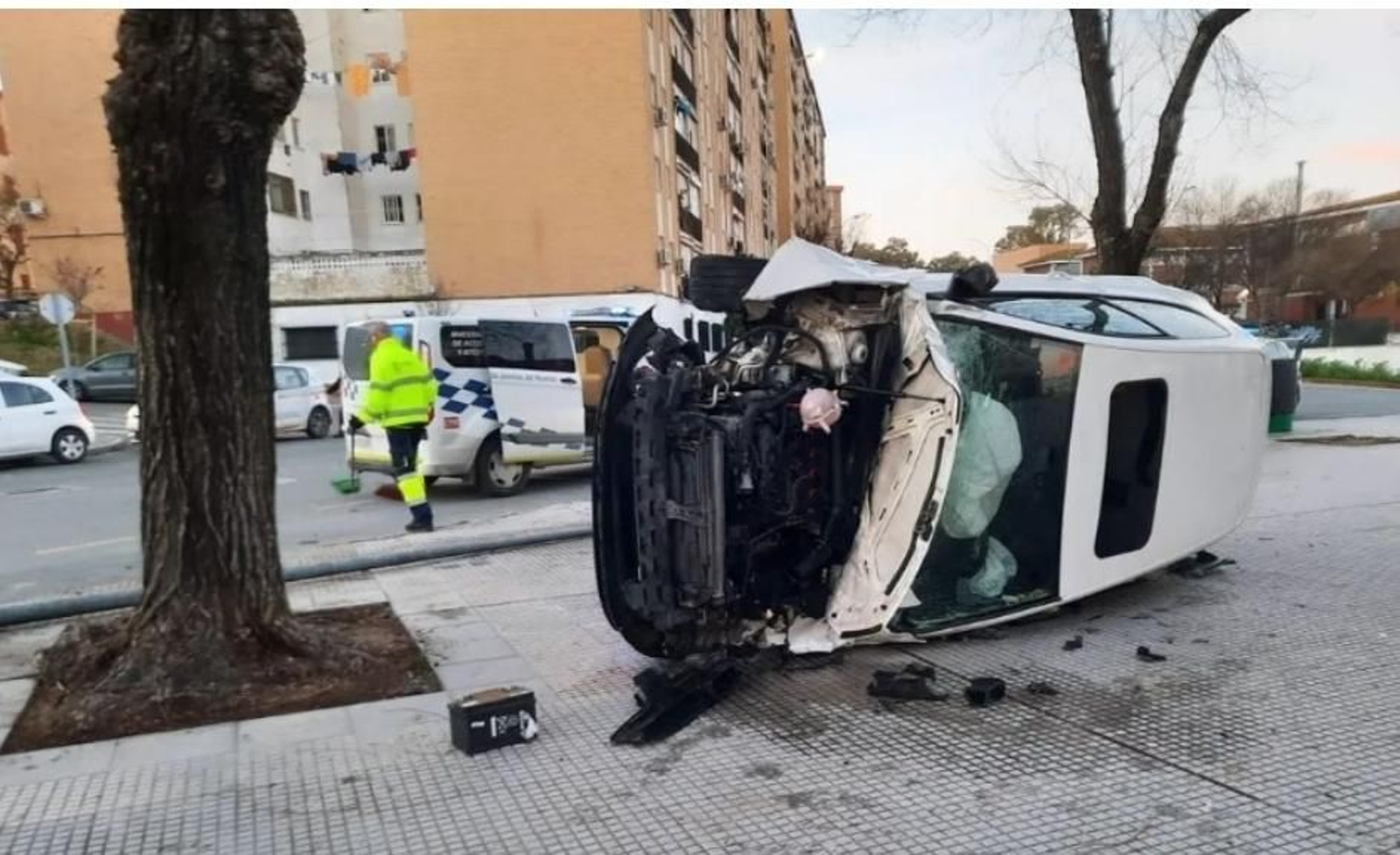 Coche accidentado en la Avenida Diego Morón.