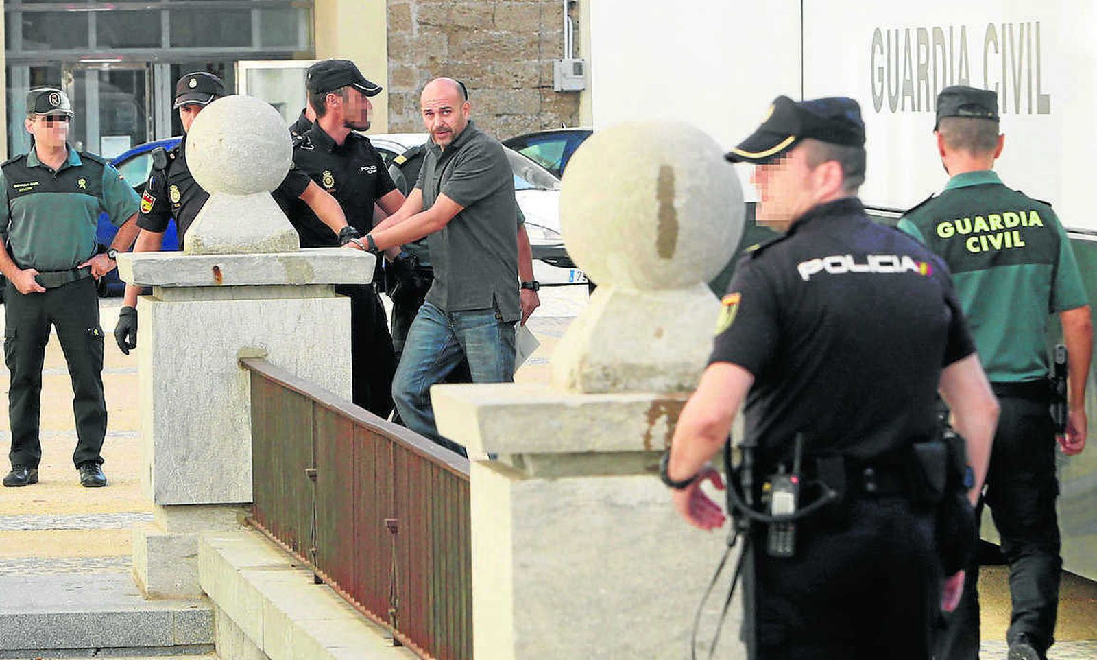 Ismael López 'El Ojos', líder de la organización criminal, a su entrada al Palacio de Justicia.