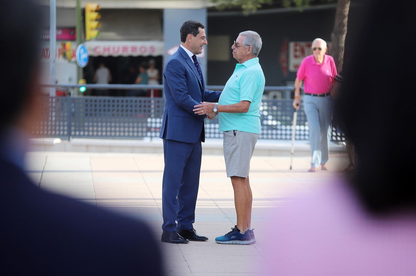Imágenes de la visita de Juanma Moreno a la promoción de viviendas "Pescadería" en Huelva