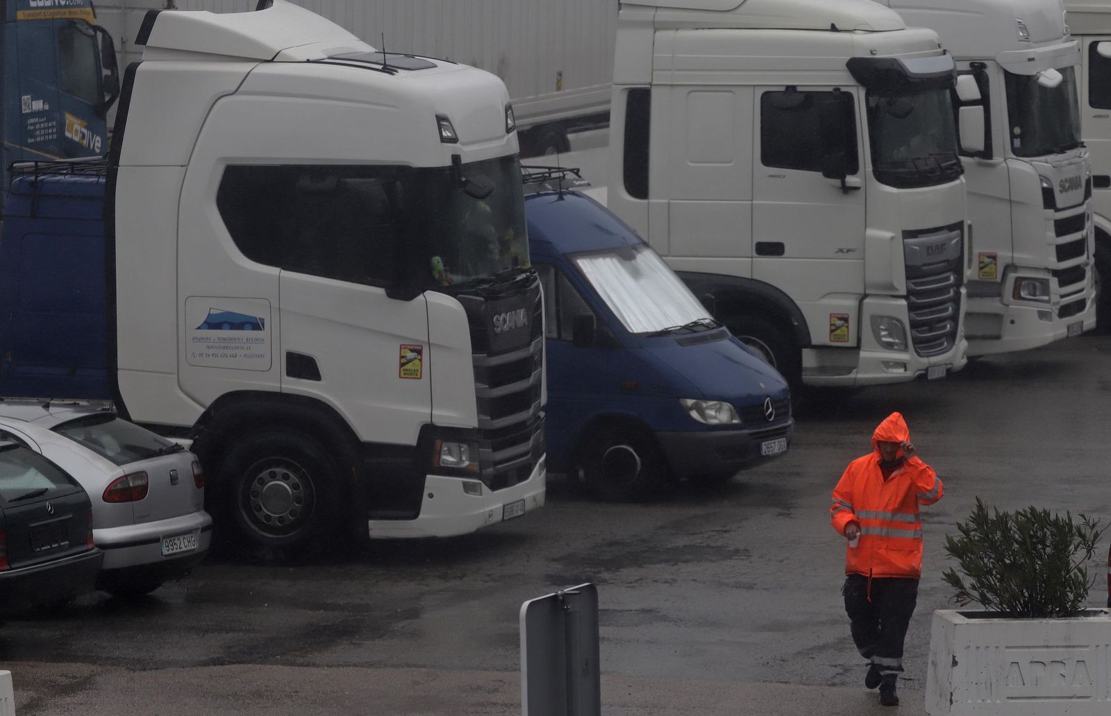 Fotos de la borrasca Joseph: Rachas de 100 km/h cierran el Estrecho y colapsan el Puerto de Algeciras