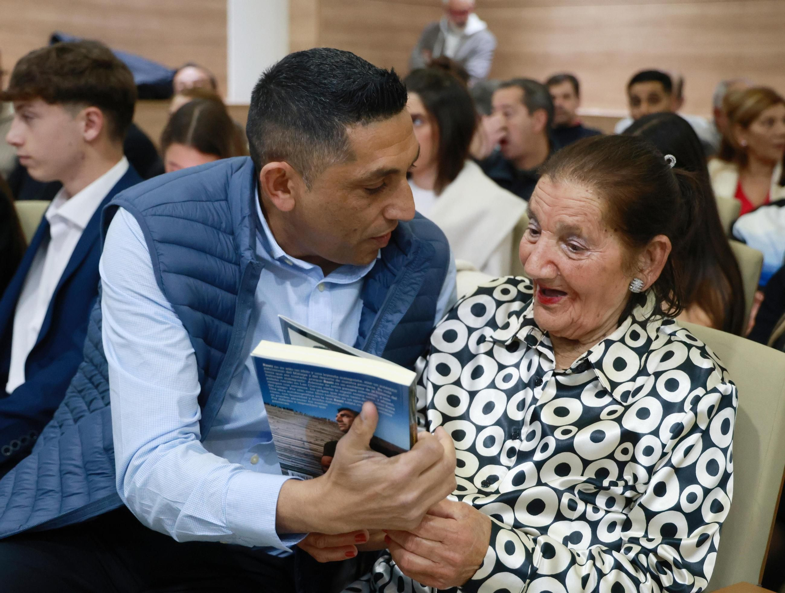 Basti: La presentación de su libro en La Rosaleda, en fotos