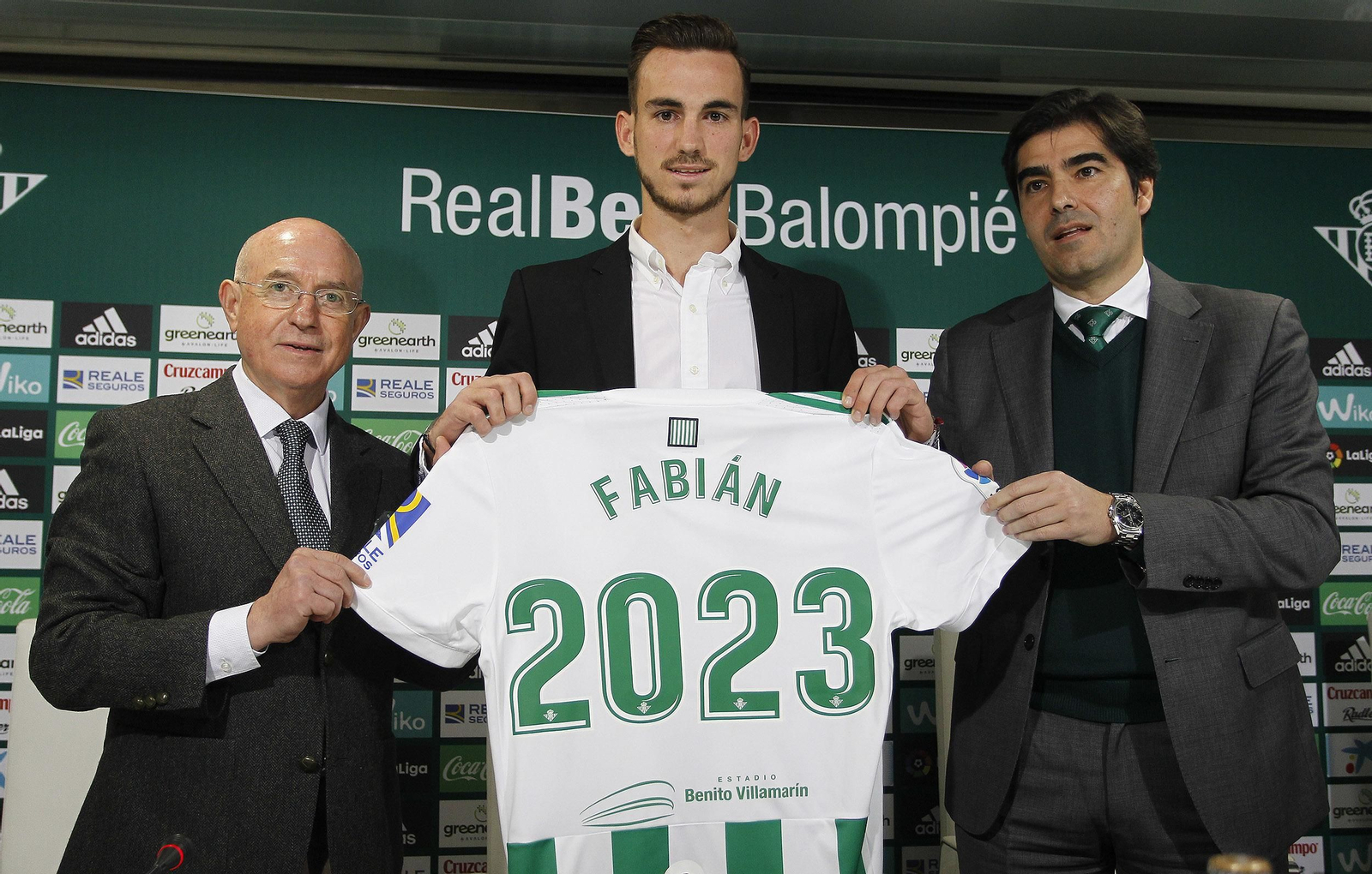 Fabián, junto a Lorenzo Serra Ferrer y Ángel Haro en la rueda de prensa de su renovación.