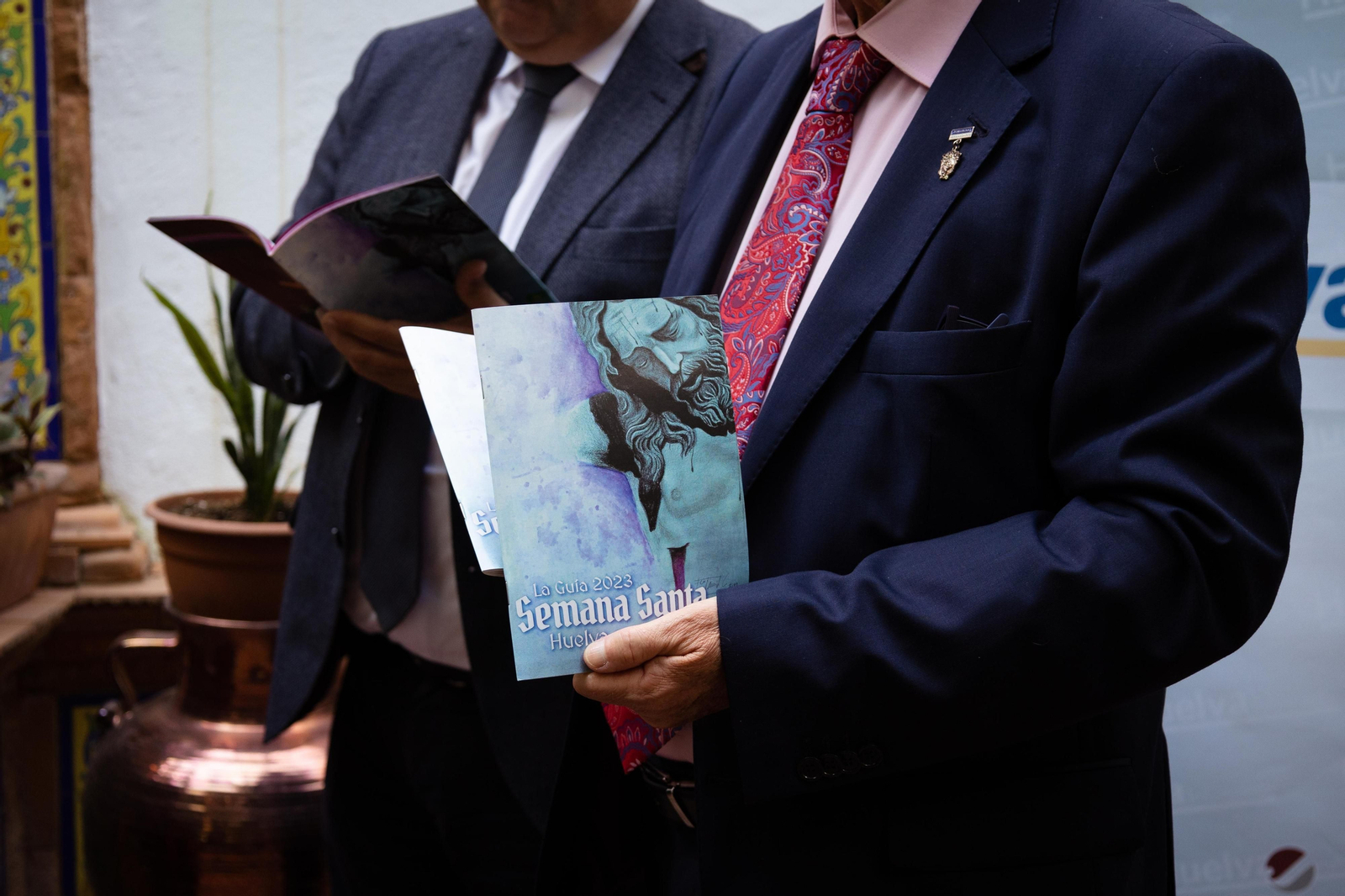 Imágenes de la presentación de la Guía de la Semana Santa de Huelva y su provincia 2023