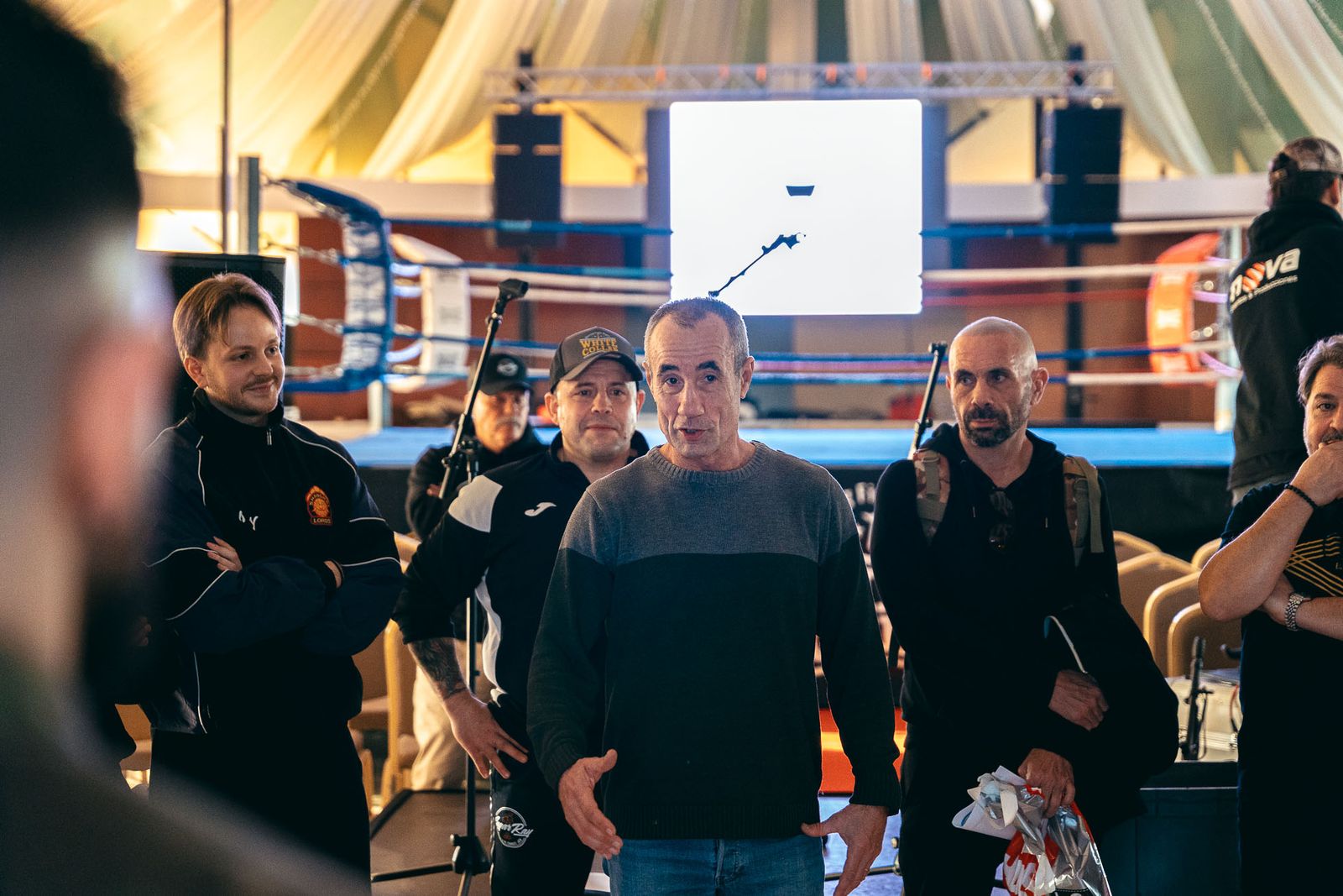 En imágenes: golpes solidarios en una impresionante White Collar Boxing