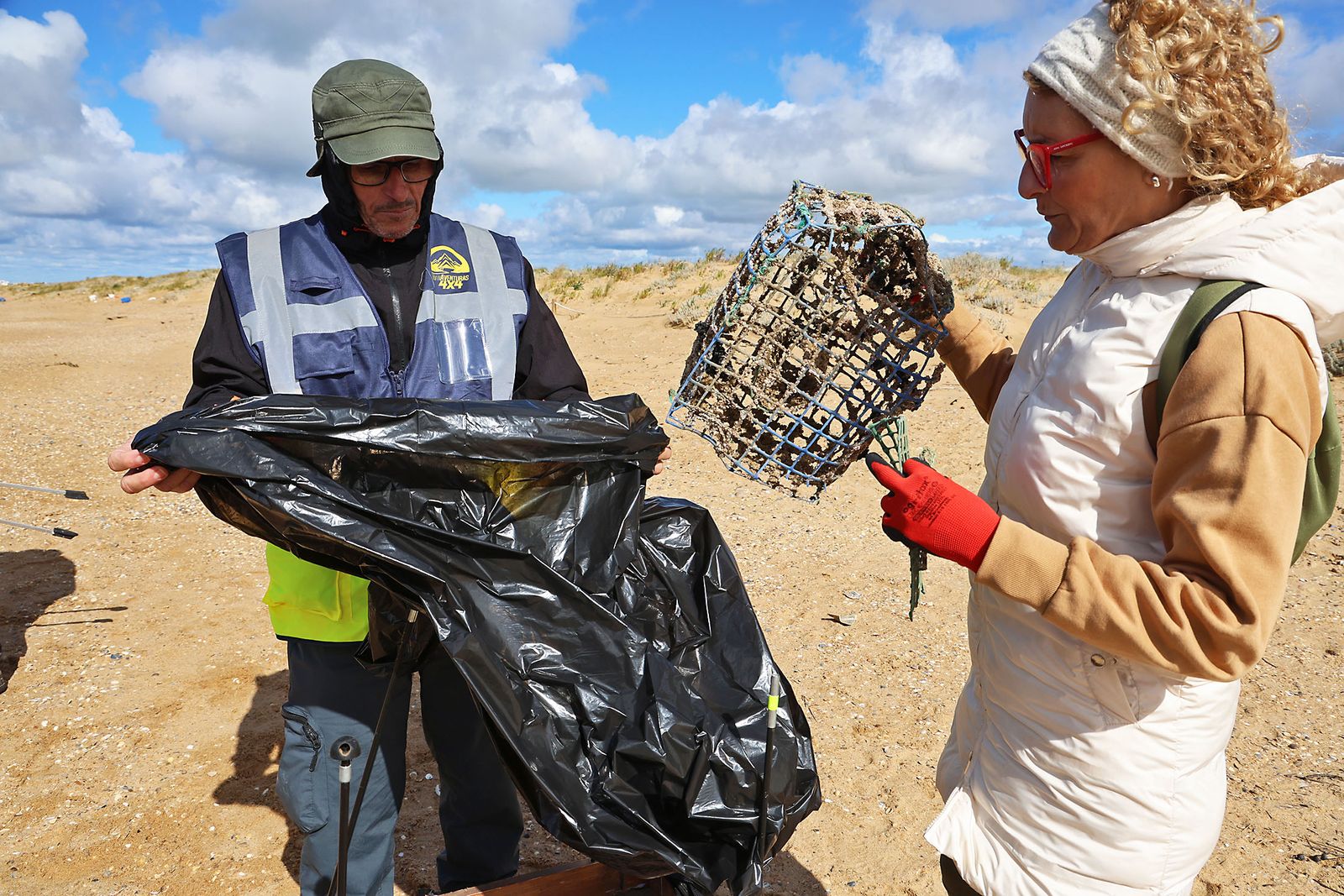 Imágenes de la Acción medioambiental de limpieza en la playa del Espigón, organizada por Gañafote Cup