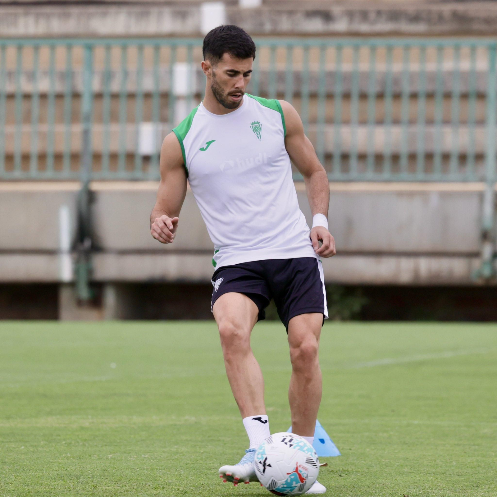 Jacobo González golpea el balón en un entrenamiento del Córdoba CF. Jacobo González golpea el balón en un entrenamiento del Córdoba CF.