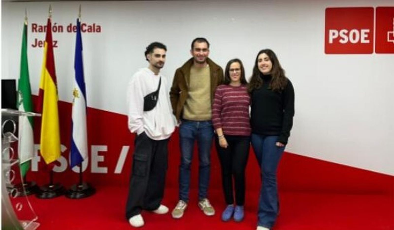 La secretaria general de Juventudes Socialistas de Jerez con el resto de miembros de la ejecutiva local.