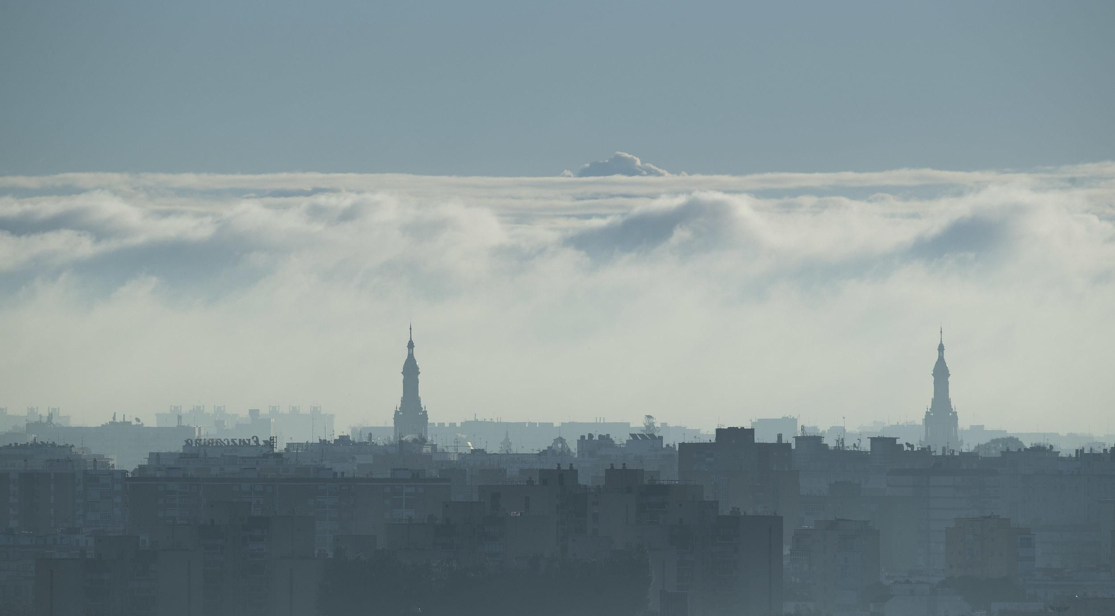 La niebla cubre Sevilla