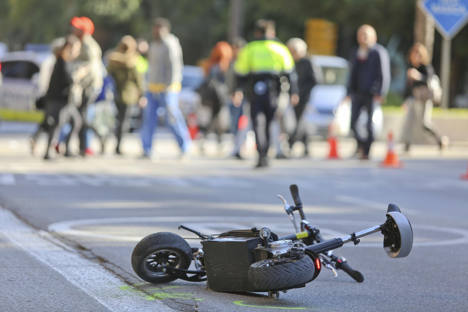 El patinete accidentado, sobre el suelo en la avenida de Andalucía El patinete accidentado, sobre el suelo en la avenida de Andalucía