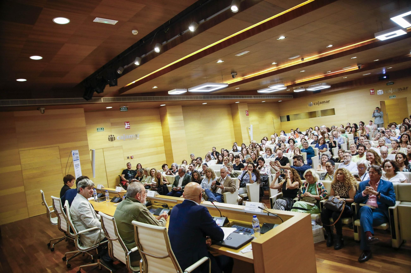 Carmen Mola presenta su libro "El clan" en la Casa de las mariposas de Almería, en imágenes