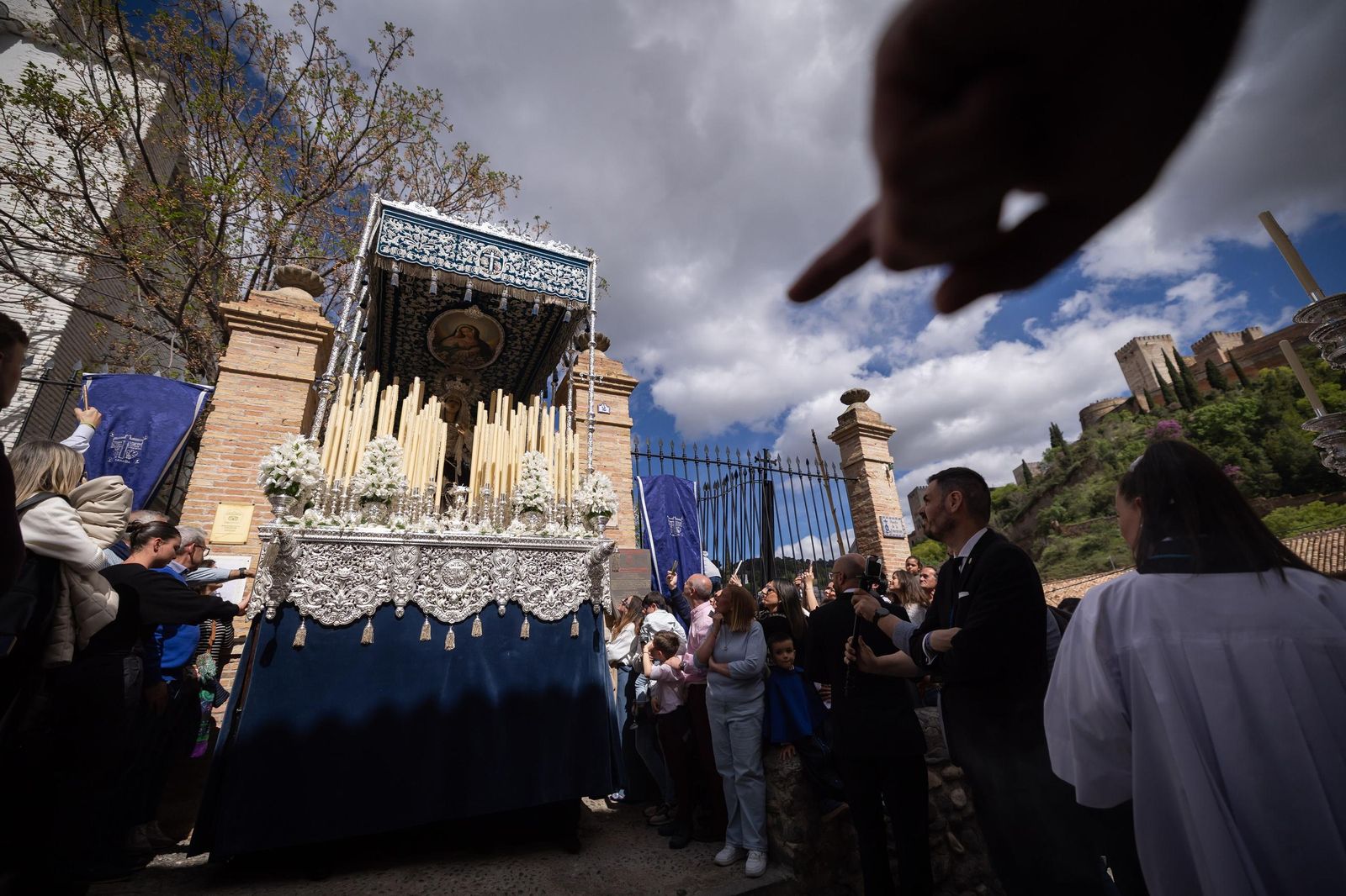 Así vivió Granada la salida de la Hermandad de la Concepción 2025