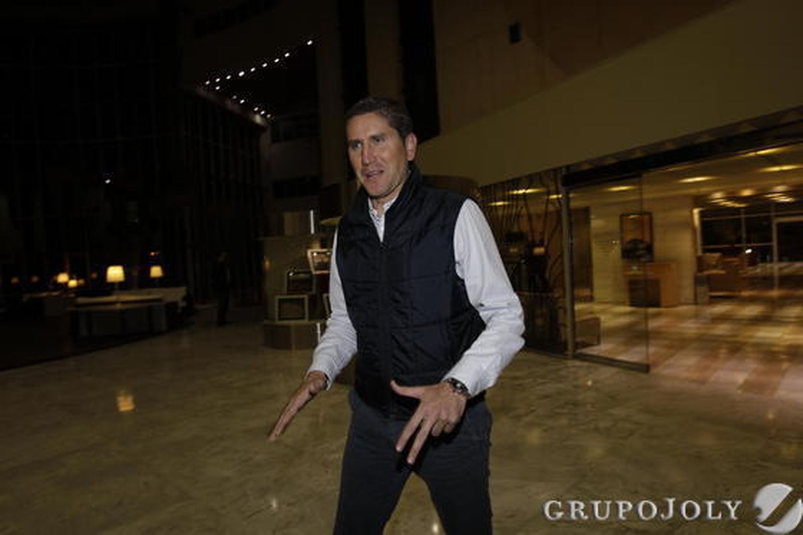 El nuevo entrenador del Betis, Juan Carlos Garrido, en Sevilla tras confirmarse su fichaje. / Antonio Pizarro