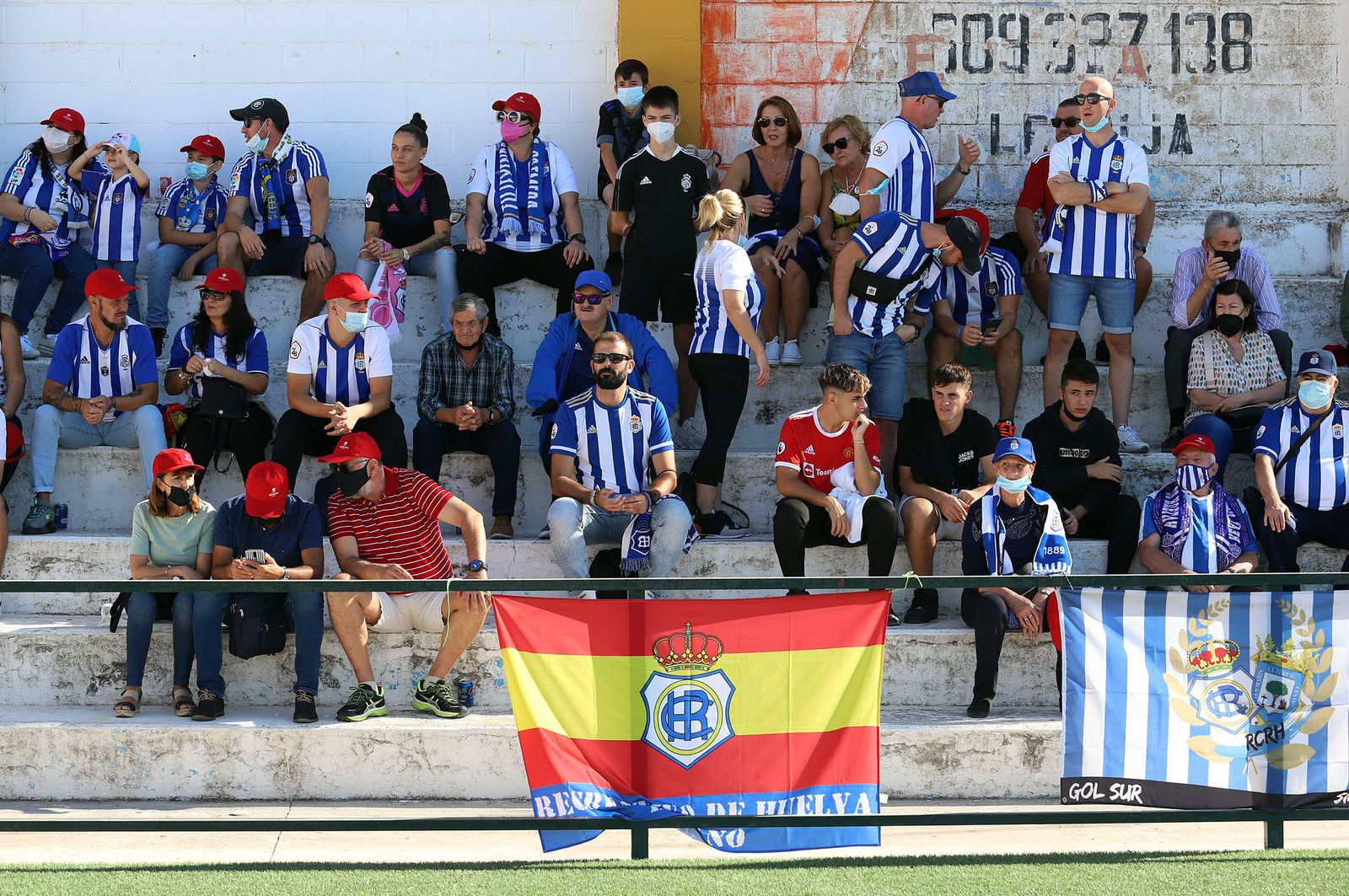 Imágenes de la afición más fiel del Recre en su visita al campo del Antoniano