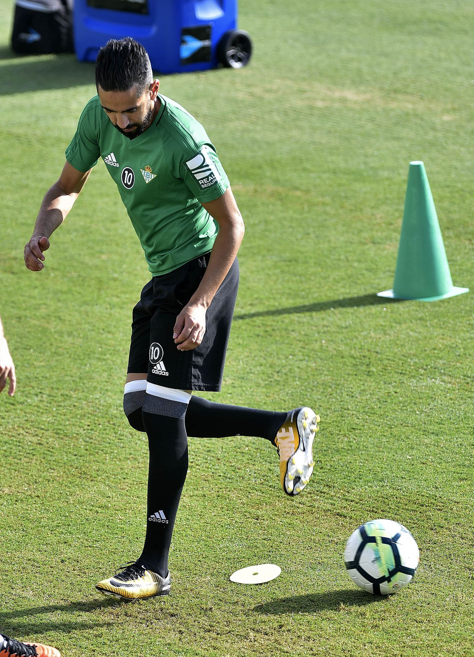 Boudebouz, tras golpear la bola.