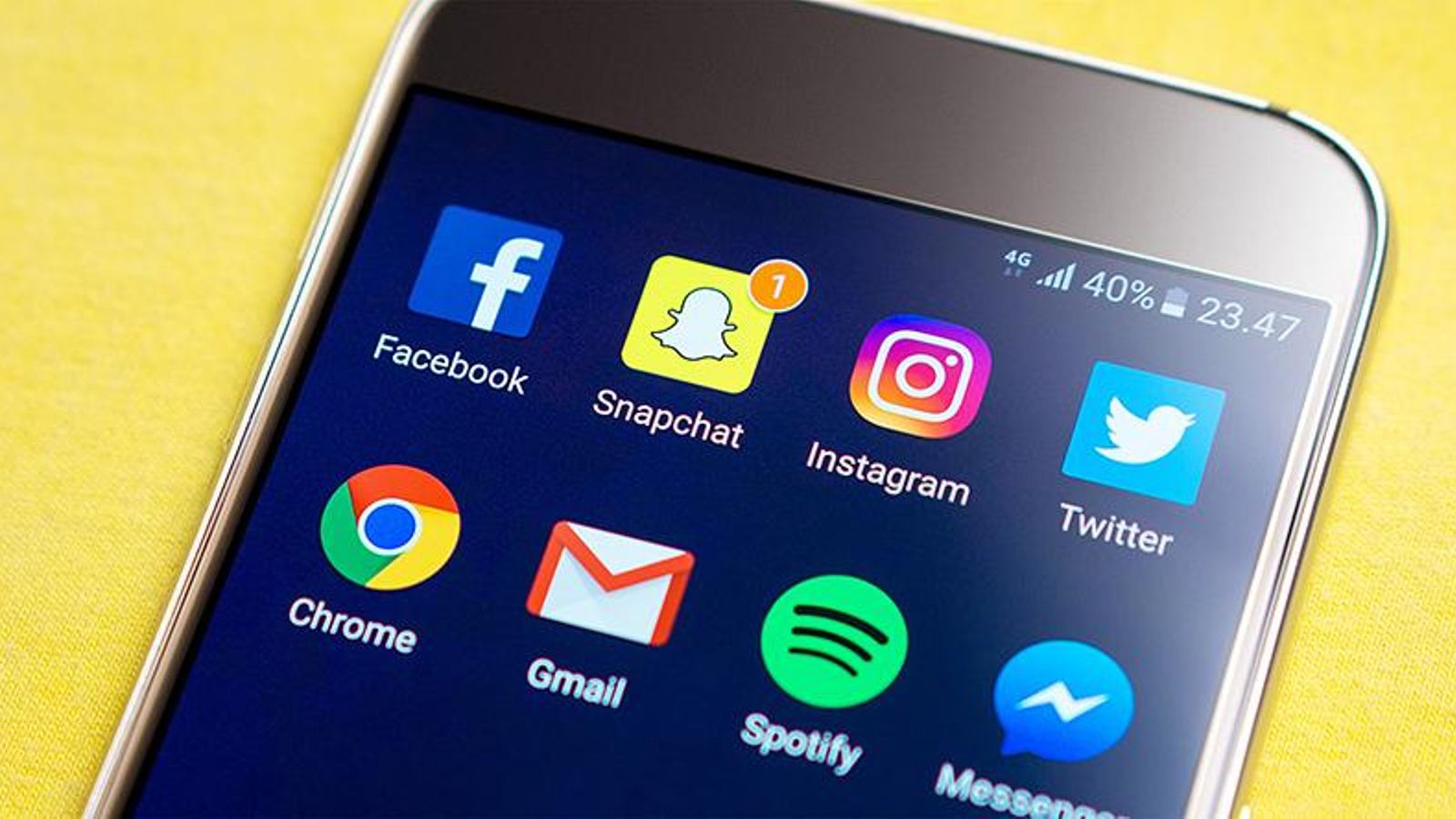 Pantalla de un smartphone con app para acceder a redes sociales
