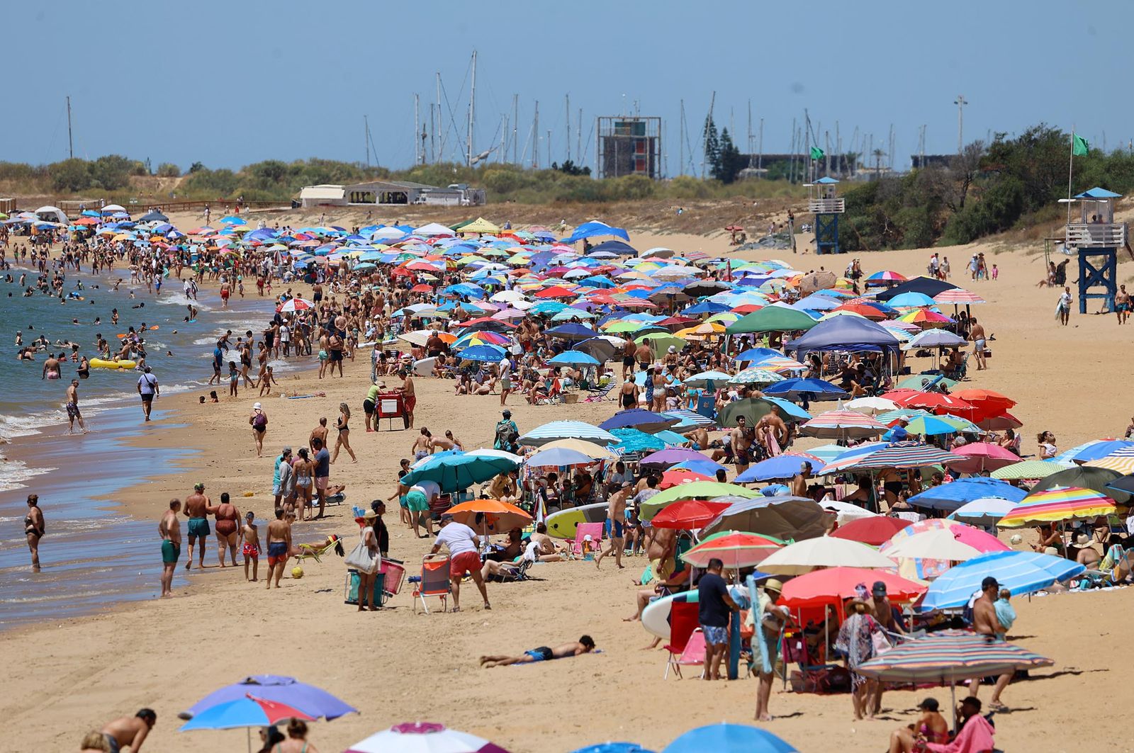 Imágenes de una maravillosa mañana de verano en las playas de la Torre del Loro y Mazagón