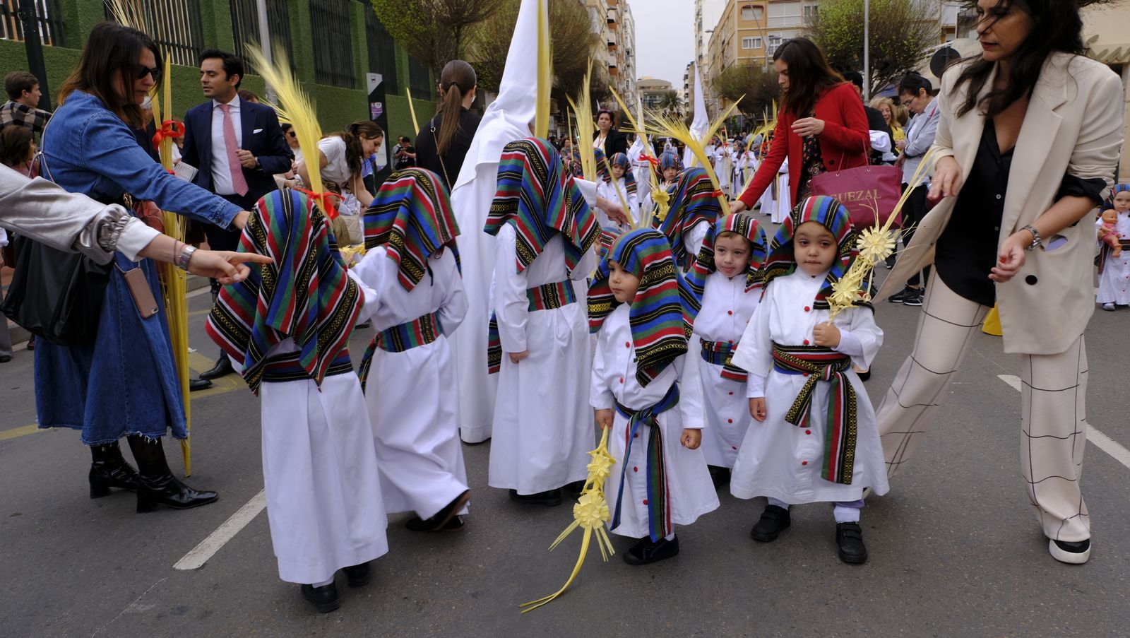 La Borriquita procesiona por las calles de Almería, en imágenes