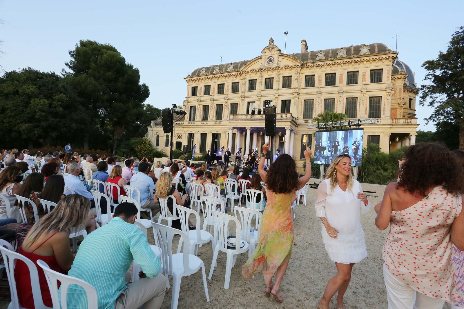 Concierto de A Dos Velas en la Real Escuela del Arte Ecuestre