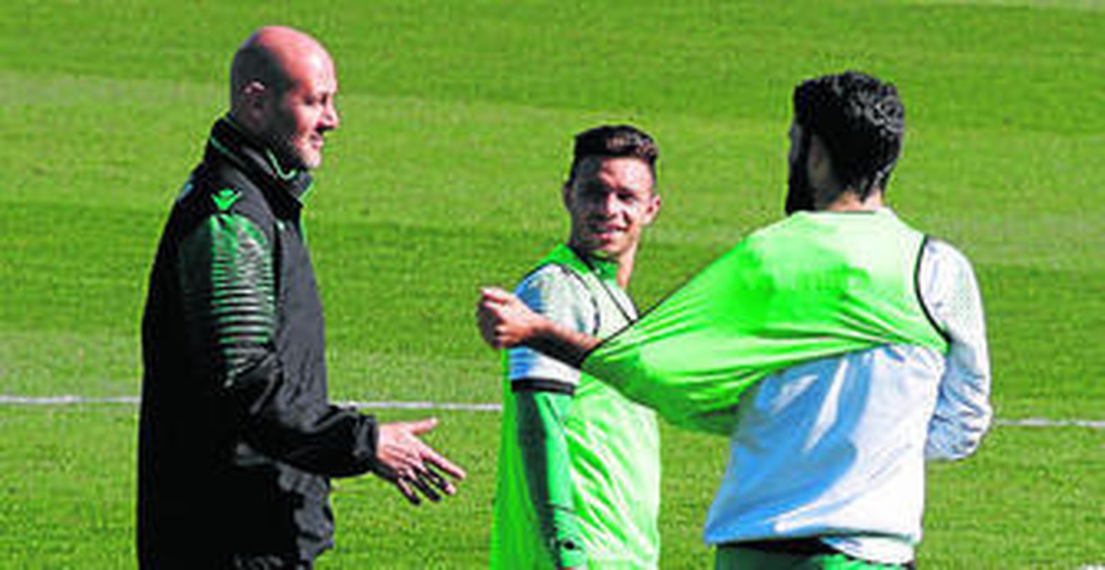 Mel alecciona a sus jugadores durante un entrenamiento.