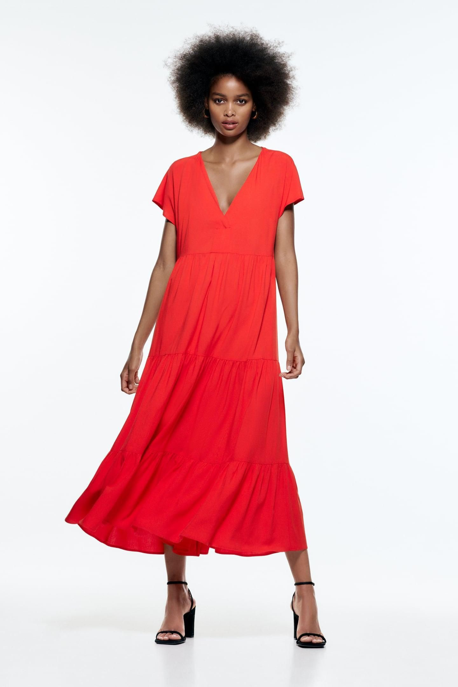 Vestido midi de color rojo de Zara.