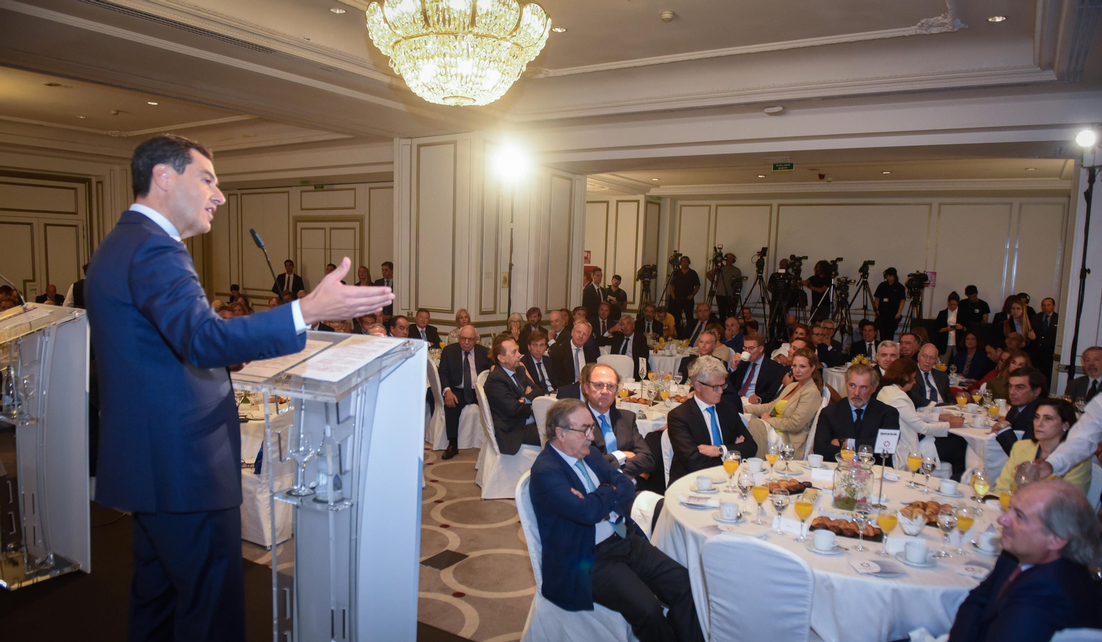 Los invitados al Foro Joly con Juanma Moreno en Madrid, en imágenes