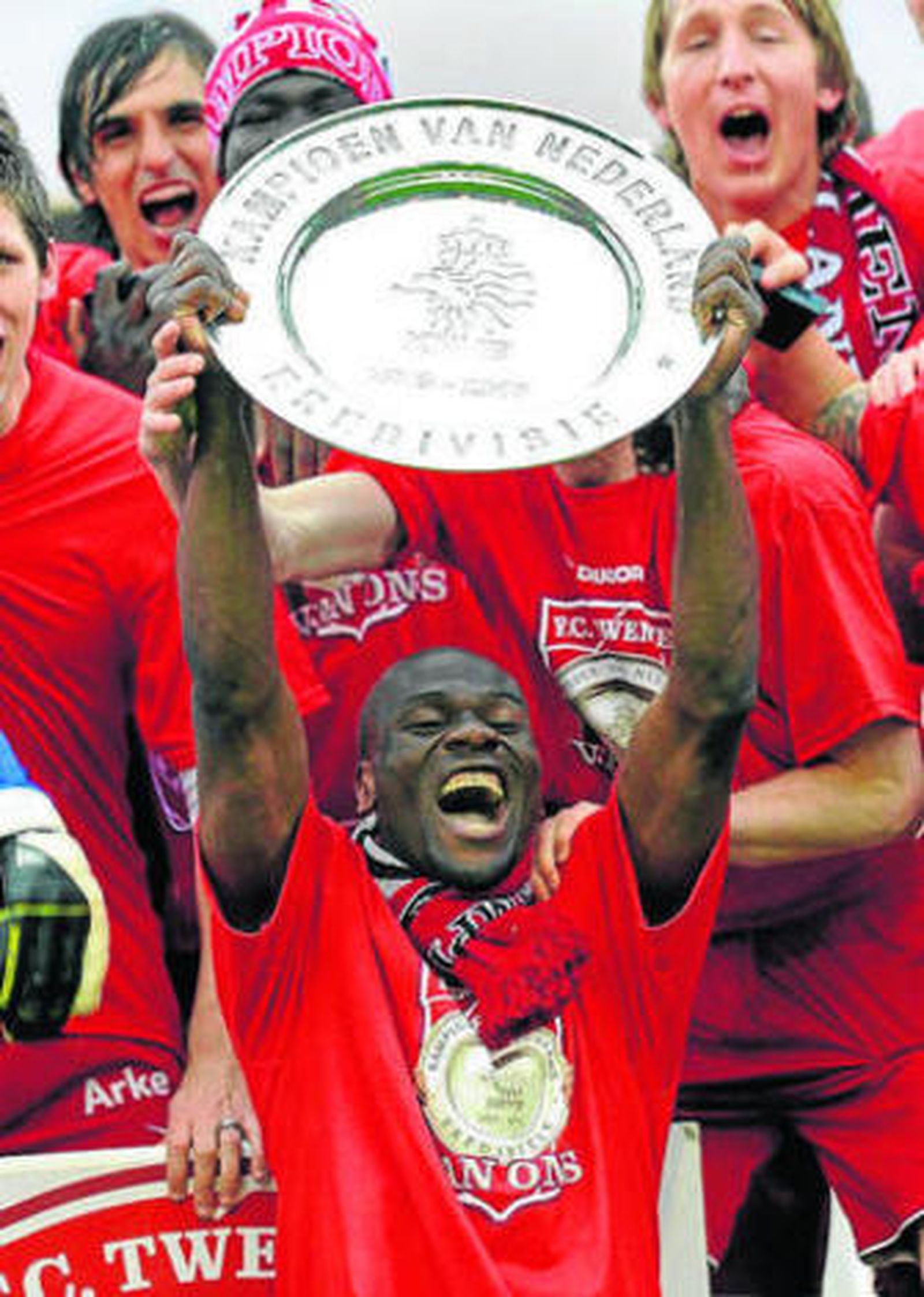 N'Kufo levanta el trofeo junto a sus compañeros.