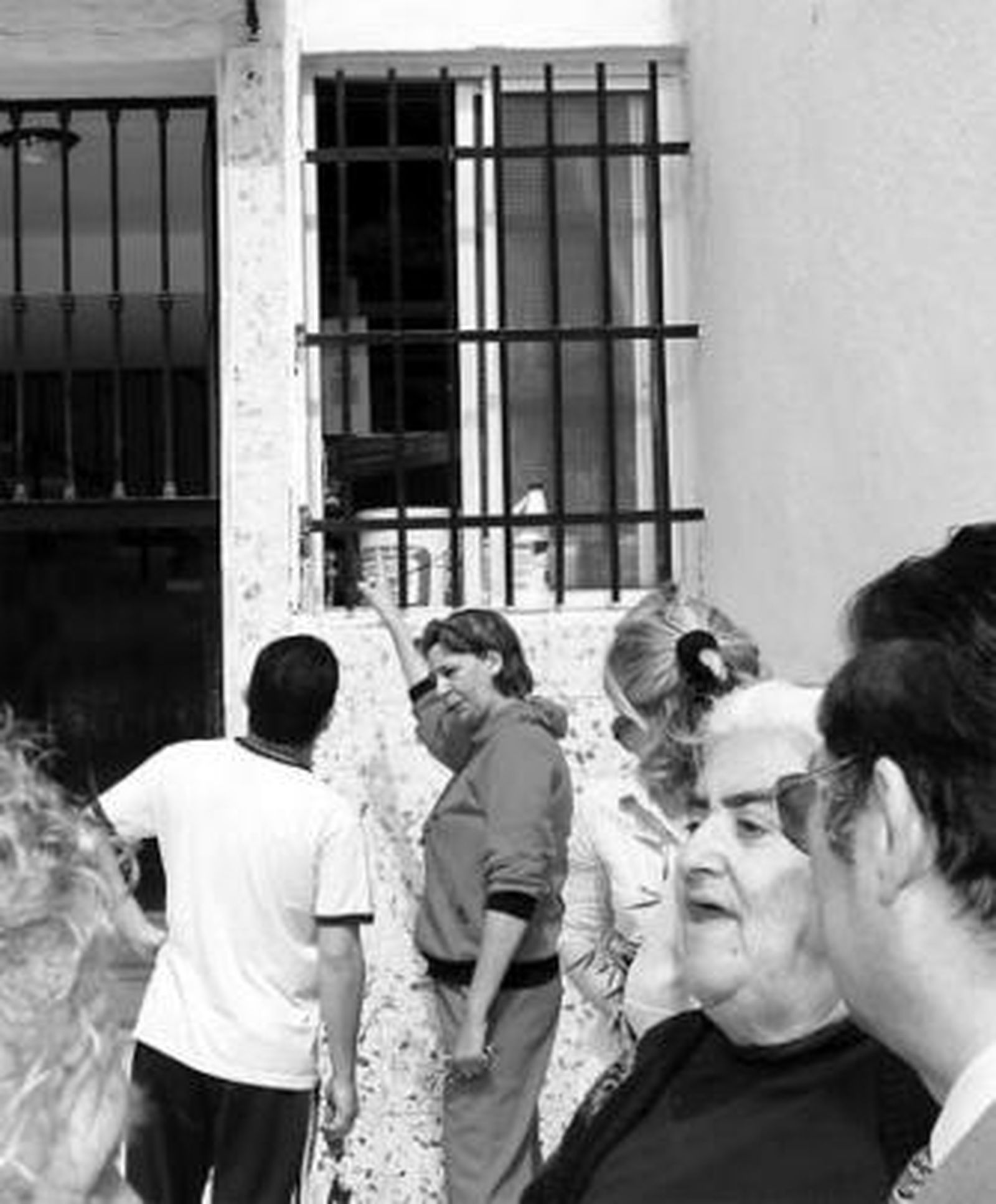 Manuel Muñoz Natera hace entrega ayer del cheque por valor de 6.000 euros al párroco Ramón Mera.