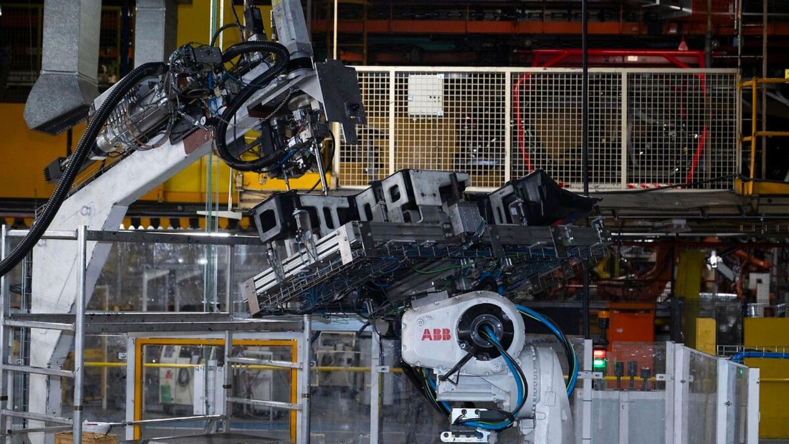 La instalación de ensamblaje de baterías también cuenta con robots para realizar algunas de las tareas de montaje.