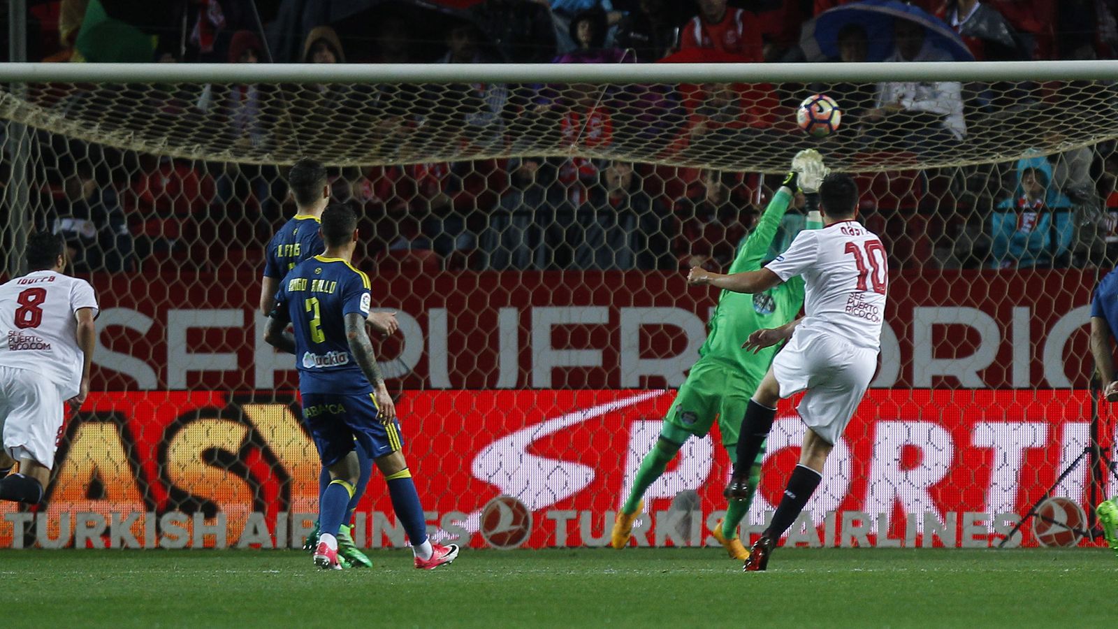 Narsi lanza una vaselina a Sergio.