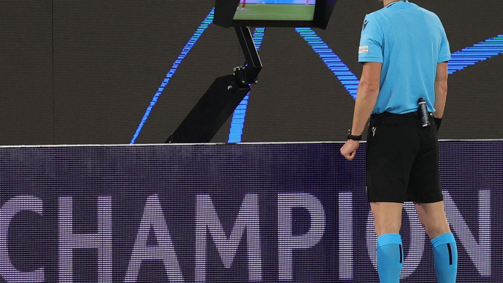 El árbitro búlgaro Kabakov consultar el VAR en el derribo de Guilavogui a Lamela.