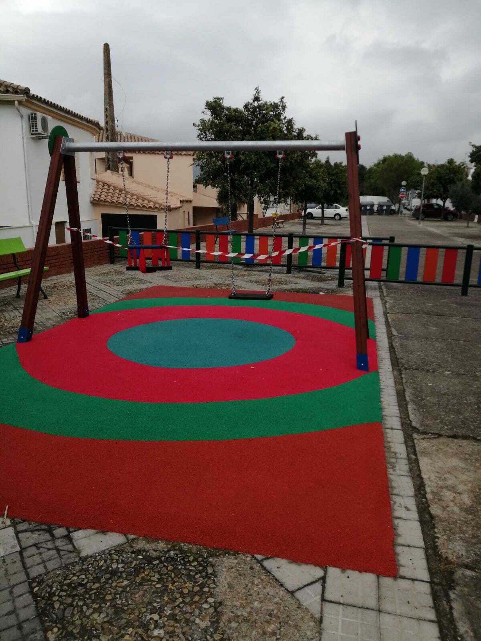 El parque infantil de Torremelgarejo, con los columpios precintados.