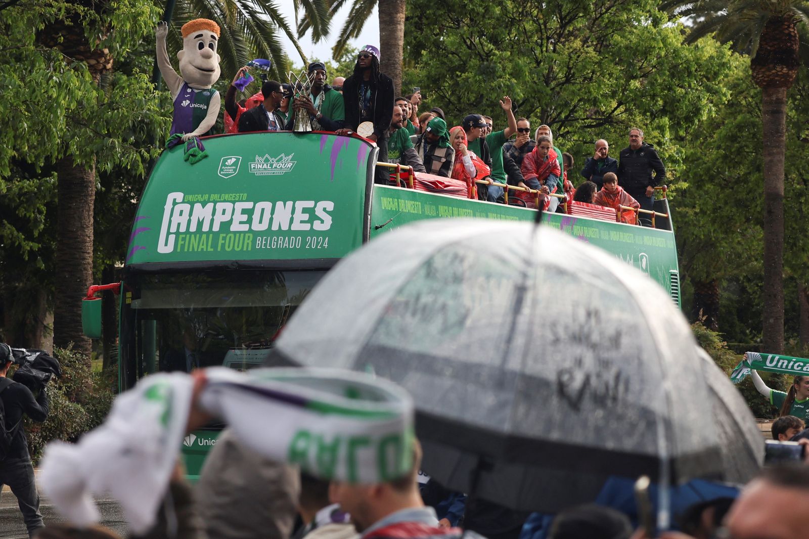 El Unicaja celebra en las calles de Málaga el título de la BCL