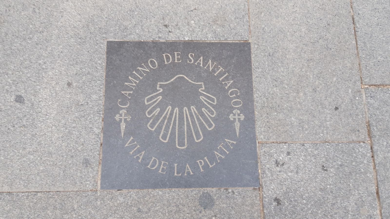 Sello que marca el inicio de la ruta en la Catedral de Sevilla.