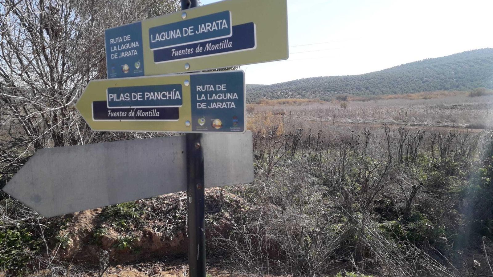 Una ruta de senderismo indica la laguna de Jarata.