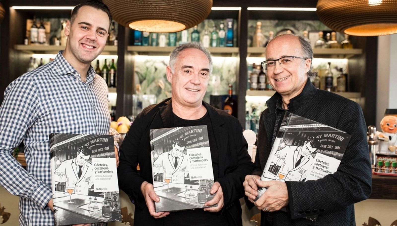 De i. a dcha. Simone Caporale, Ferran Adriá y Javier de las Muelas, con la 'Bullipedia II'.