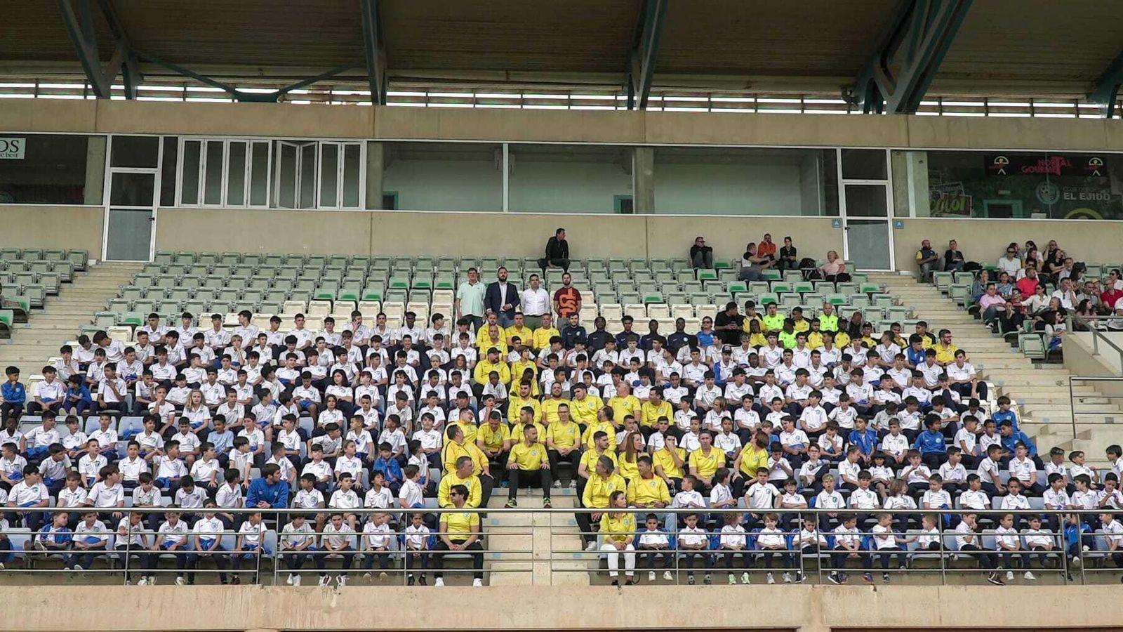 Los canteranos celestes en las gradas de Santo Domingo en el encuentro ante el Rincón.