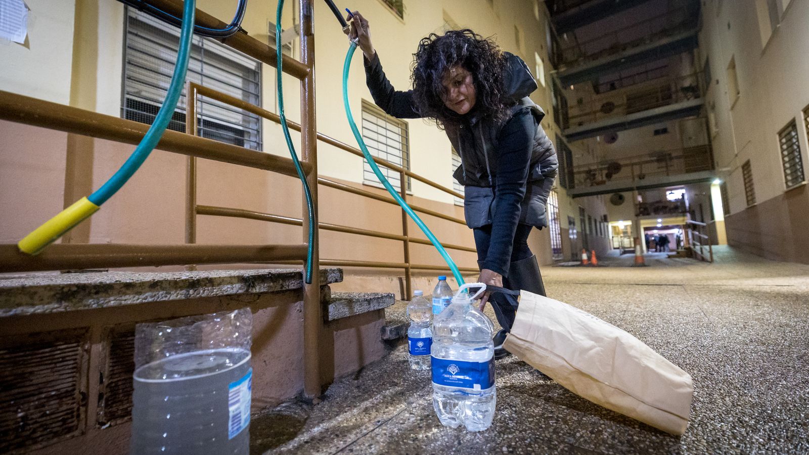 Los vecinos se abastecen de agua en un grifo comunitario