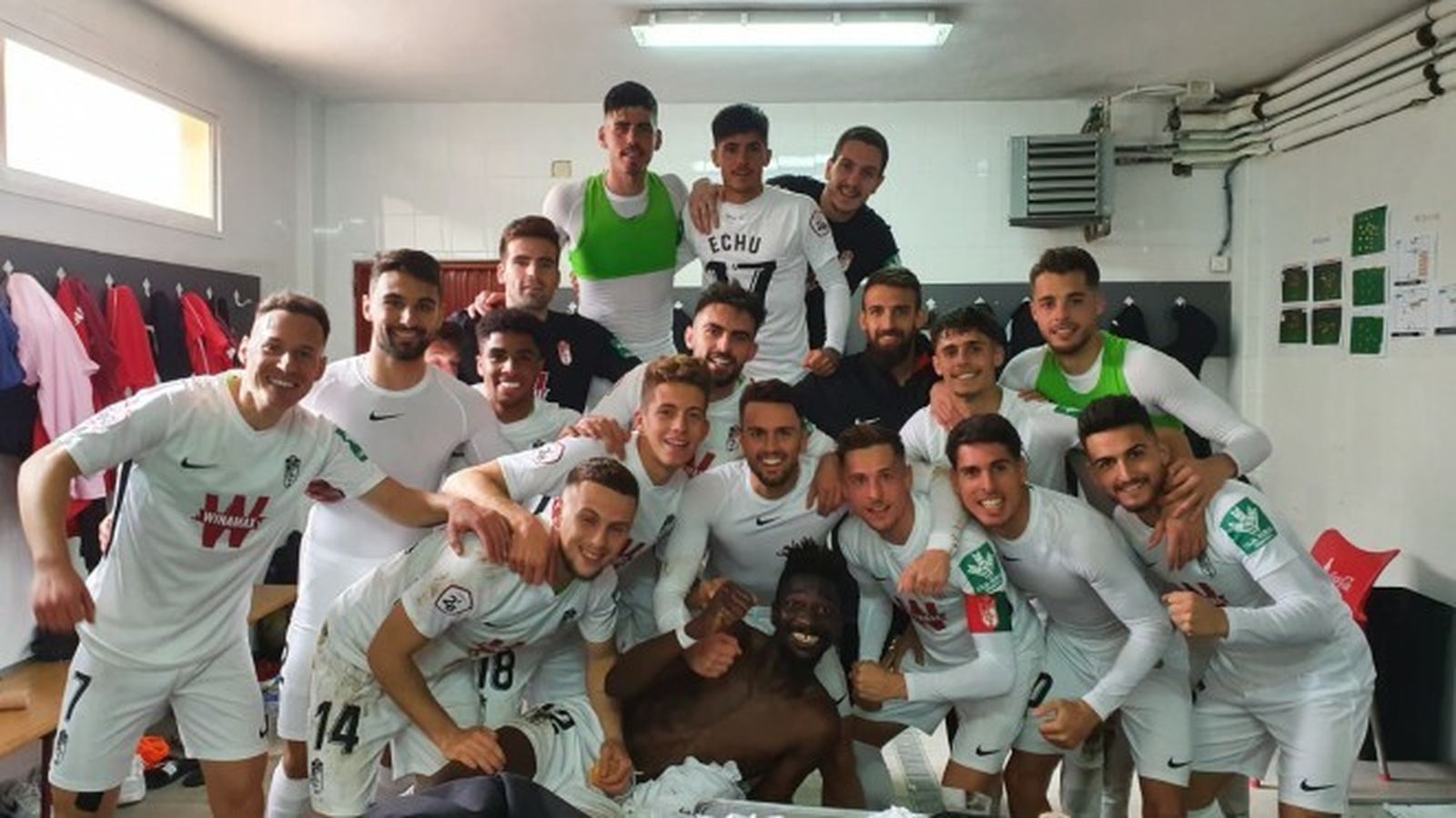 La plantilla del Recreativo celebra en el vestuario el triunfo conseguido en Villarrobledo.