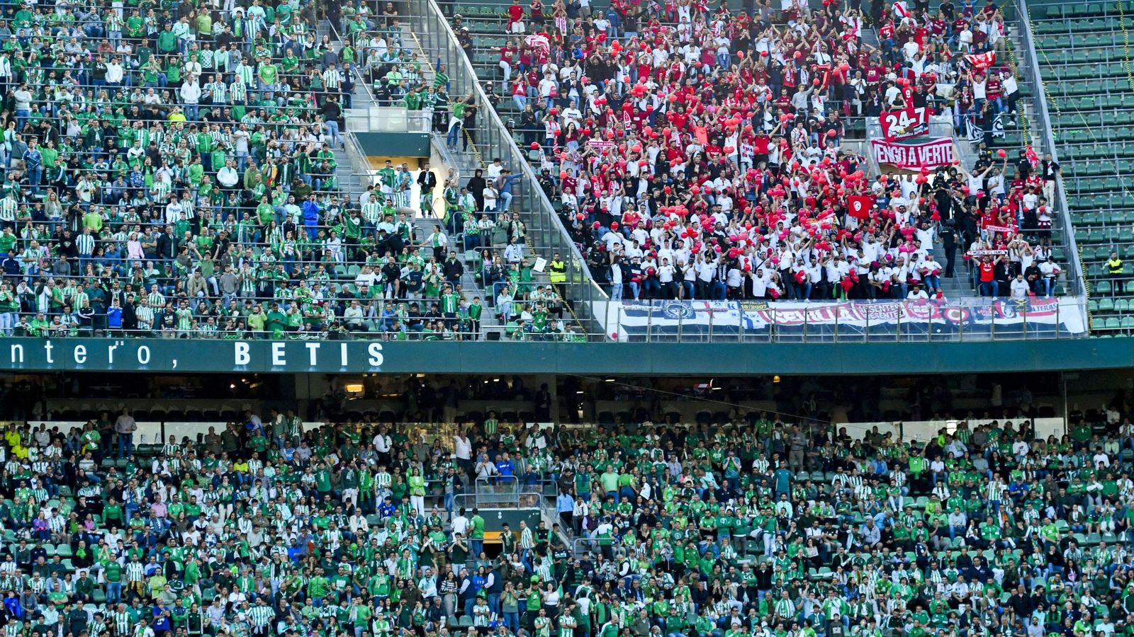 Imagen del último derbi en el benito Villamarín, con los aficionados de ambos equipos en las gradas.