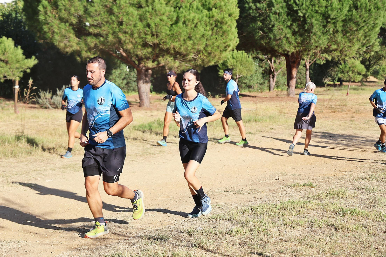 Imágenes de un entrenamiento de marcha nórdica del CD Multideportes