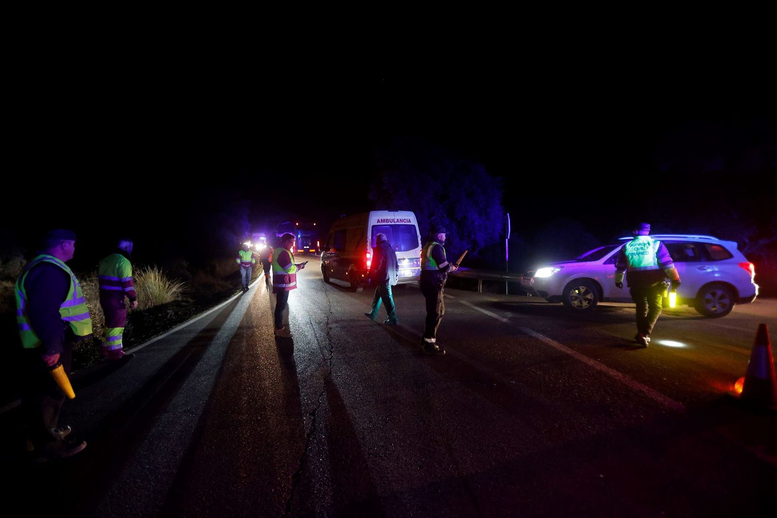 Las imágenes de los vehículos de emergencias evacuando a los pasajeros del descarrilamiento en Adamuz
