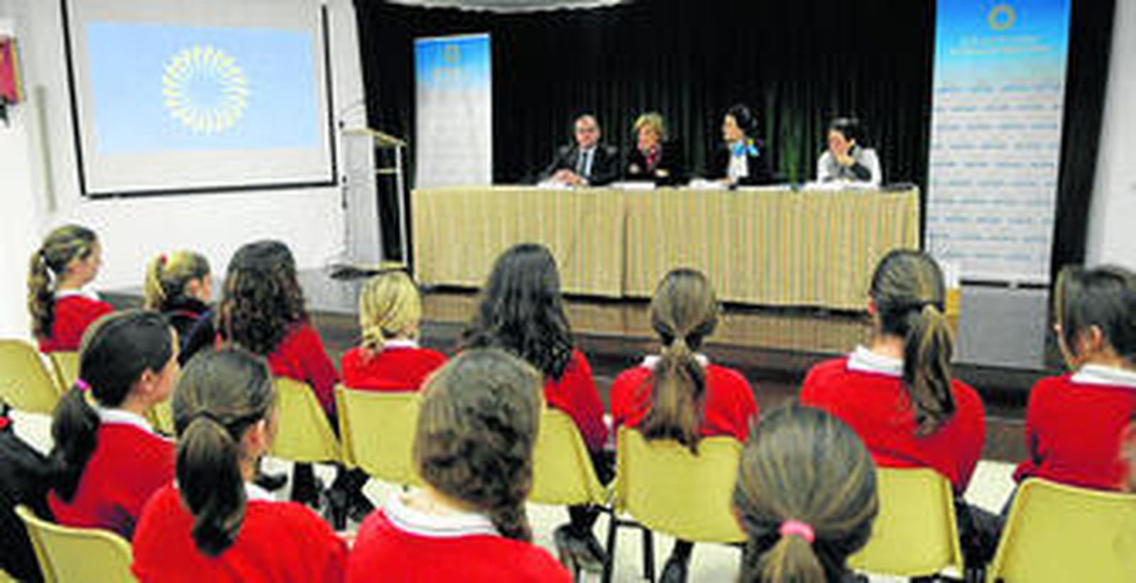 Un momento de la presentación del certamen de Dibujo y Diseño Gráfico, ayer en las instalaciones del colegio Grazalema.