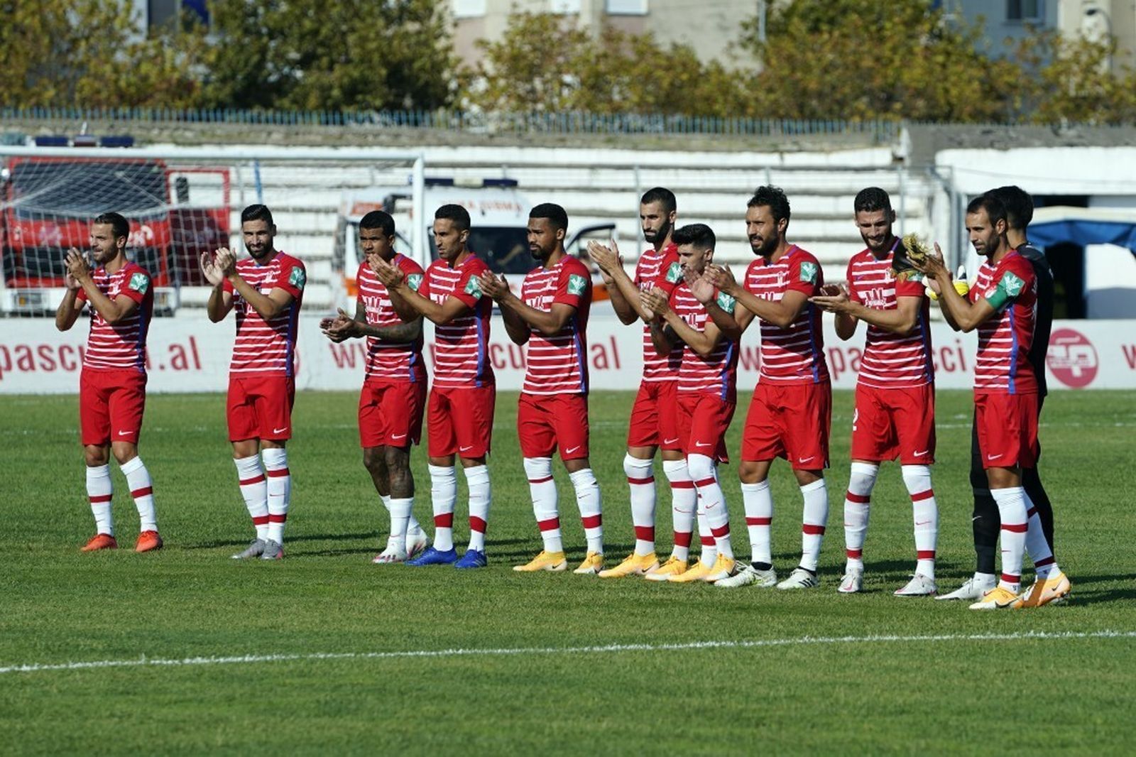 El club nazarí en el estadio del FK Teuta